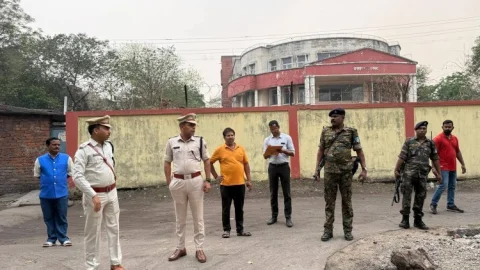 धनबाद:  SSP प्रभात कुमार ने किया धनसार थाना का औचक निरीक्षण, लंबित केसों पर सख्त निर्देश