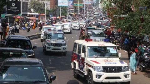 धनबाद: 40 नई बोलेरो के साथ सड़कों पर उतरी पुलिस, ईद-रामनवमी को ले फ्लैग मार्च