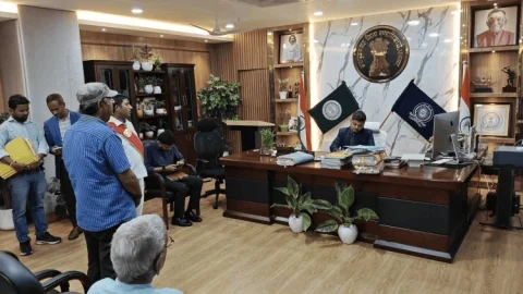 धनबाद: जनता दरबार में डीसी ने सुनी लोगों की समस्याएं, अधिकारियों को दिया त्वरित समाधान का निर्देश