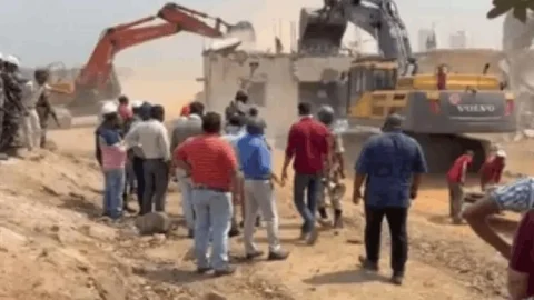 झारखंड: हजारीबाग में बड़ा बुलडोजर एक्शन: केरेडारी में पूर्व मंत्री योगेंद्र साव का घर ध्वस्त
