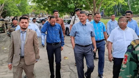 धनबाद :SNMMCH में अचानक पहुंचे चीफ सेक्रेटरी अविनाश कुमार, गायब मिले कर्मचारी, मची अफरा-तफरी