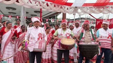 Dhanbad: मांदर की थाप पर झूमा पुलिस महकमा, सरहुल में SSP प्रभात कुमार ने दिया समरसता का संदेश