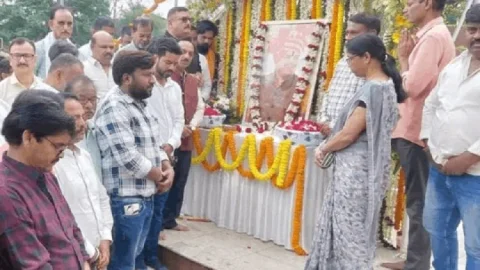 धनबाद में ‘मैं भी नीरज’ की श्रद्धांजलि:. नीरज सिंह की पुण्यतिथि पर उमड़ा जनसैलाब, मरीजों के बीच बांटे फल