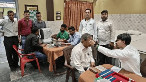 झरिया में सेवा की मिसाल: मारवाड़ी युवा मंच का फ्री नेत्र जांच शिविर, 63 लोगों को मिला आंखों का उपचार