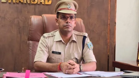 धनबाद में कालाबाजारी पर सख्त एक्शन: ज्यादा कीमत वसूलने वालों पर तुरंत केस, SSP की कड़ी चेतावनी