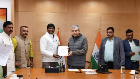 सांसद ढुलू महतो की पहल लाई रंग: धनबाद-मुंबई स्पेशल का एक फेरा बढ़ा, नई वीकली ट्रेन को हरी झंडी
