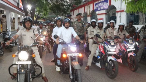 धनबाद में राम नवमी पर हाई अलर्ट: डीसी-एसएसपी के नेतृत्व में निकला फ्लैग मार्च, चप्पे-चप्पे पर पुलिस तैनात