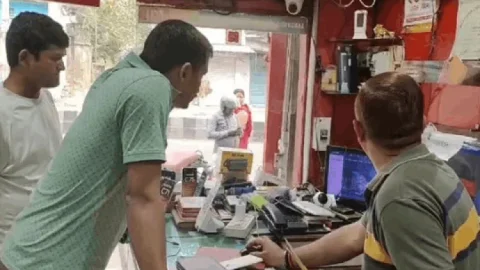धनबाद शहर में चोरों का दुस्साहस: मोबाइल व दवा दुकान में लाखों की चोरी, CCTV काटकर सबूत मिटाए”