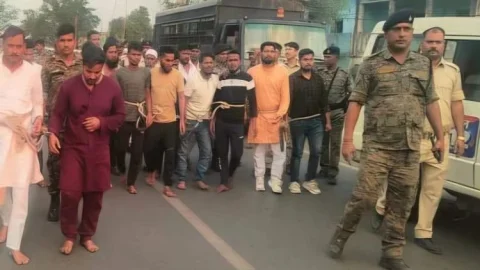 धनबाद: बलियापुर में पथराव के बाद पुलिस का एक्शन, 20 आरोपी गिरफ्तार, बाजार में निकाला जुलूस
