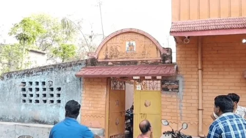 धनबाद में ‘डकैतों का खौफनाक खेल’! बरवाअड्डा बच्चों को बंधक बनाकर लाखों की लूट, CCTV तोड़ फरार