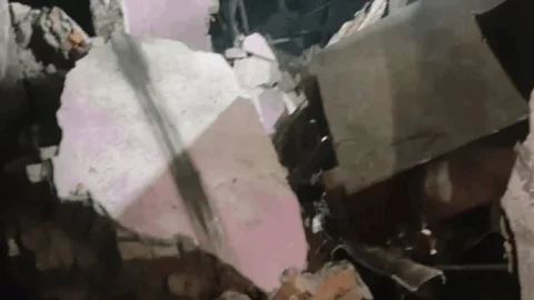 धनबाद में जमीन फटी और निगल गई जिंदगी! तीन घर जमींदोज, एक ही परिवार के 3 लोग मलबे में दबे