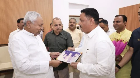 30 साल पुरानी तस्वीर ने छुआ दिल: Nitish Kumar हुए भावुक, पिंटू सिंह के खास गिफ्ट ने जगा दी यादें