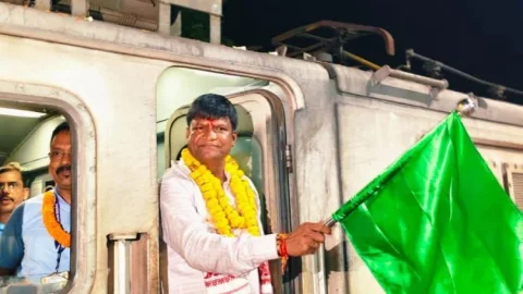 “धनबाद से मुंबई की सीधी रेल सेवा शुरू: सांसद ढुलू महतो ने दिखाई हरी झंडी, उद्घाटन को ले हाई वोल्टेज ड्रामा”