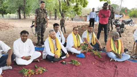 VIP कल्चर को ठेंगा! चतरा के सांसद कालीचरण सिंह ने लाइन में लगकर लिया भोजन, सादगी ने जीता दिल