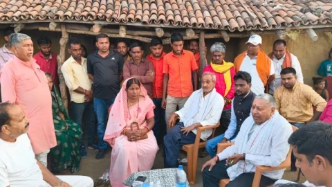 “वादे के पक्के चतरा सांसद: कालीचरण सिंह ने निभाया भरोसा, दिवंगत कार्यकर्ता के बच्चों की शादी में दी ₹1 लाख की मदद”