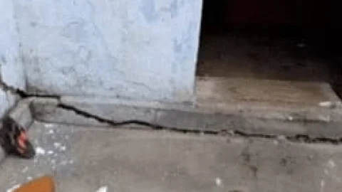 धनबाद में ‘धरती फटी’: झरिया के धर्मनगर में घरों में बड़ी दरारें, रातों-रात बेघर हुए लोग; BCCL पर पुनर्वास का दबाव