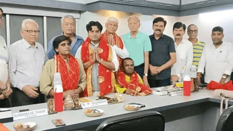 धनबाद: शहीद चंद्रशेखर आजाद के पौत्र ने शक्ति मंदिर में टेका माथा, भव्य स्वागत से गूंजा परिसर