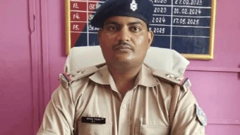 चतरा: अफीम तस्कर संग छापेमारी करने पहुंचे गिद्धौर थानेदार, वीडियो  वायरल ,एसपी ने किया सस्पेंड