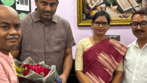पाकुड़ में नगर परिषद अध्यक्ष शबरी पाल और उपाध्यक्ष राणा ओझा की JMM नेता पंकज मिश्रा से मुलाकात