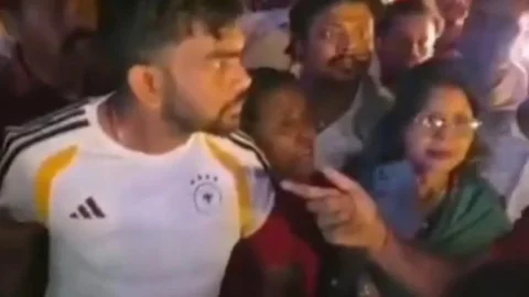 झारखंड: कैंडल मार्च में भड़के डुमरी विधायक जयराम महतो, युवक का मोबाइल छीनकर फोड़ा; VIDEO वायरल