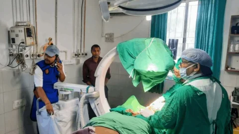 धनबाद सदर अस्पताल में कमाल! अत्याधुनिक C-Arm मशीन से जटिल फ्रैक्चर का मुफ्त सफल ऑपरेशन