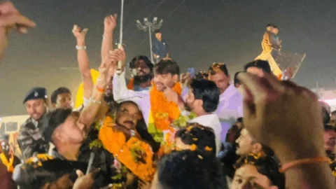 धनबाद : मेयर संजीव सिंह की कतरास में  आभार यात्रा, उमड़ा जनसैलाब: फूलों की बारिश से हुआ भव्य स्वागत
