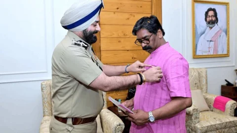 अग्निशमन सेवा सप्ताह की शुरुआत: CM हेमन्त सोरेन ने पहना ‘शहादत का बैज’, सुरक्षा जागरूकता पर दिया बड़ा संदेश