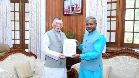 झारखंड: पूर्व DFO पर करोड़ों की लूट का आरोप, बाबूलाल मरांडी ने राज्यपाल को सौंपा सबूतों से भरा ज्ञापन,जांच की मांग