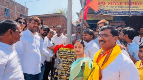 धनबाद में विकास की रफ्तार तेज: मेयर संजीव सिंह ने कतरास में 1.83 करोड़ की नाली व सड़कों का किया शिलान्यास