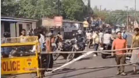 धनबाद: केंदुआ में ‘जमीन के नीचे मौत’! धनबाद-बोकारो रोड 2 फीट धंसी, जहरीली गैस से बड़ा खतरा—इलाका सील