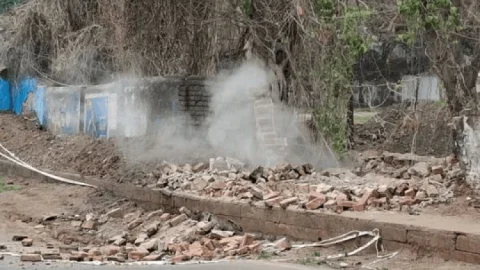 धनबाद के केंदुआ में ‘जमीन के नीचे का खतरा’ फूटा: GM आवास की दीवार ढही, जहरीली गैस से दहशत