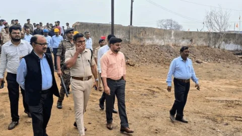 धनबाद: केंदुआडीह में रिसाव से हड़कंप, प्रशासन ने लोगों से की अपील- तुरंत खाली करें इलाका