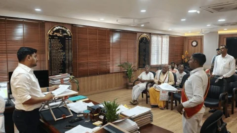 धनबाद: जनता दरबार में DC आदित्य रंजन ने सुनीं लोगों की समस्याएं, अधिकारियों को दिए सख्त निर्देश