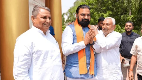 बिहार: “कंधे पर हाथ, सियासत में संकेत! Nitish Kumar और Samrat Choudhary की मुलाकात से  राजनीति में हलचल”