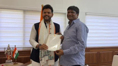 धनबाद को एयरपोर्ट की उड़ान! सांसद ढुलू महतो की दिल्ली में बड़ी पहल, केंद्रीय मंत्री ने मांगा झारखंड सरकार से जवाब