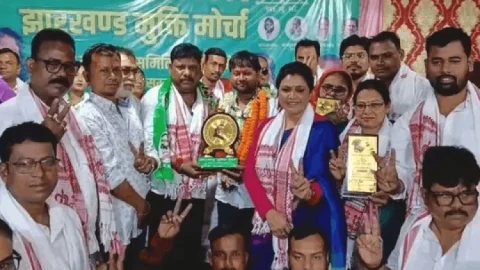 धनबाद: “24 घंटे जनता के लिए रहूंगा उपलब्ध” — डिप्टी मेयर अरुण चौहान का बड़ा ऐलान, झामुमो मंच से दिखाया दम