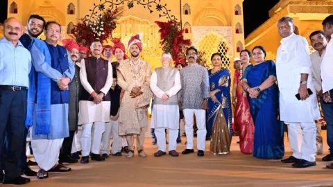 रांची में ‘रॉयल वेडिंग’: पूर्व DGP नीरज सिन्हा की बेटी की शादी में सजी VIP महफिल, गवर्नर-सीएम ने दिया आशीर्वाद