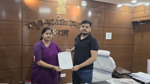 झरिया MLA रागिनी सिंह DC से मिली,  स्कूलों की मनमानी, पानी-बिजली संकट और ट्रैफिक जाम पर उठाई आवाज