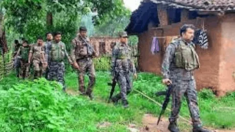 सारंडा में ‘ऑपरेशन फाइनल स्ट्राइक’! 1 करोड़ के इनामी मिसिर बेसरा की घेराबंदी, सरेंडर या मुठभेड़ तय
