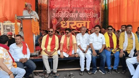 धनबाद: केंदुआ–बोकारो रोड खोलने को विधायक राज सिन्हा का अनिश्चितकालीन धरना, प्रशासन पर बढ़ा दबाव