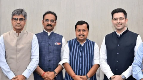 AAP में सबसे बड़ी टूट! राघव चड्ढा समेत 7 राज्यसभा सांसद BJP में शामिल, पंजाब चुनाव से पहले केजरीवाल को बड़ा झटका