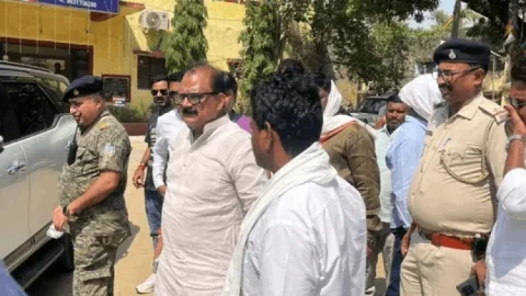 झारखंड: पूर्व मंत्री मिथिलेश ठाकुर ने BJP विधायक सत्येंद्र नाथ तिवारी पर दर्ज कराई FIR, अभद्र टिप्पणी से गरमाई राजनीति