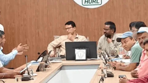 धनबाद: पानी के लिए 3 दिन का संघर्ष रंग लाया, हर्ल ने मानी मांगें—सिंदरी बस्ती में जल्द बिछेगी नई पाइपलाइन