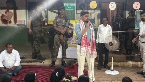 धनबाद: दूरस्थ गांवों में पहुंचे DC आदित्य रंजन, संध्या चौपाल में सुनी जनता की आवाज; आत्मनिर्भर गांव बनाने पर जोर