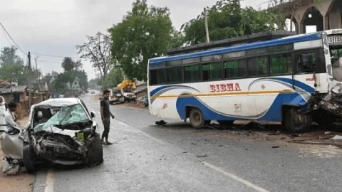 देवघर से शादी से लौट रहा परिवार हादसे का शिकार: गिरिडीह में कार-बस की जोरदार टक्कर, 2 की मौत, 5 गंभीर घायल