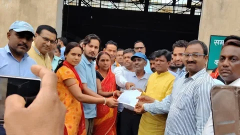 धनबाद: बाघमारा विधायक शत्रुघ्न महतो बने सहारा, दिवंगत BCCL कर्मी के बेटे को दिलाया नौकरी का नियुक्ति पत्र