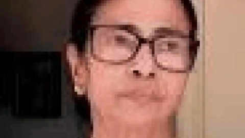 पश्चिम बंगाल: ममता की बैठक में खुलकर दिखी TMC की फूट: 80 में सिर्फ 8 MLA पहुंचे, अभिषेक पर ‘दीदी’ का बड़ा फैसला