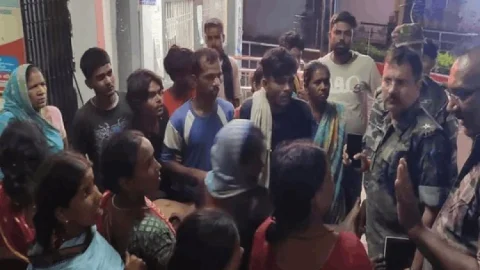 गिरिडीह में खौफनाक वारदात: 25 वर्षीय युवक की चाकू से हत्या, अस्पताल में हंगामा, गिरफ्तारी की मांग पर उबाल
