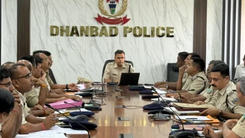 धनबाद पुलिस का बड़ा एक्शन: लंबित केस 4300 से घटकर 1873, 3 महीने में 1600 के नीचे लाने का टारगेट