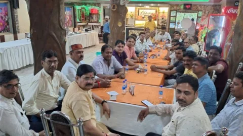 24 दिन से बंद धनबाद–बोकारो रोड, केंदुआडीह धंसान पर राज सिन्हा का अल्टीमेटम:9 मई से 24 घंटे का अनशन